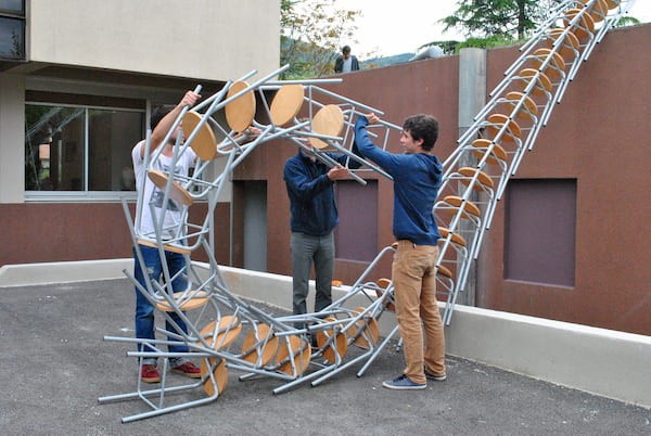 Installation de chaises dans une école d’art