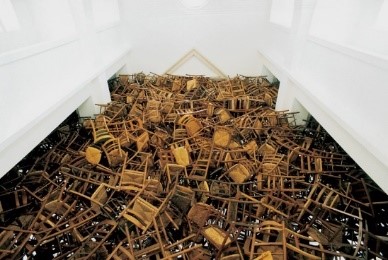 Les chaises de traverse, Tadashi KAWAMATA, 1998