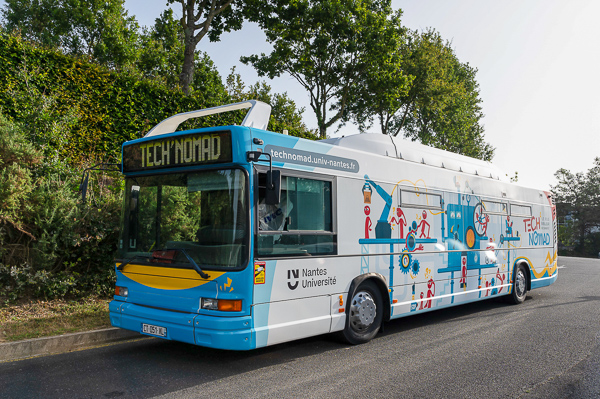 Le Tech’nomad, le bus éveilleur de curiosités qui va à la rencontre des écoles !