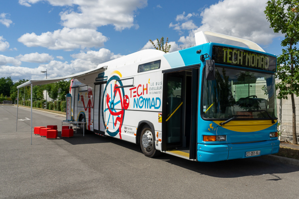 Le Tech’nomad, le bus éveilleur de curiosités qui va à la rencontre des écoles !